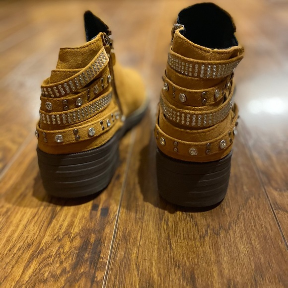 Brown boots - Picture 3 of 3